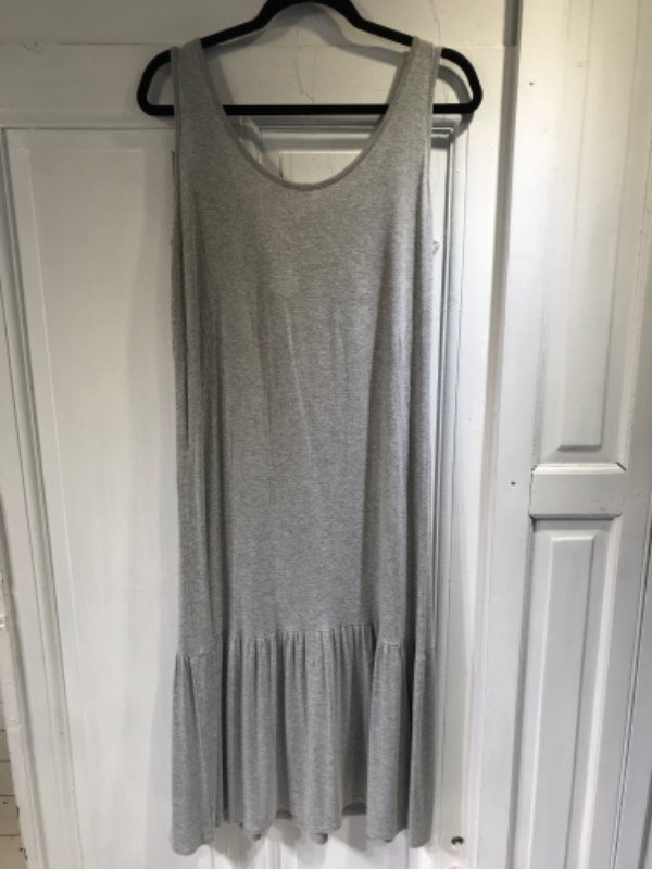 Producto - Vestido gris largo con volado- Talle L- PRECIO: 40x