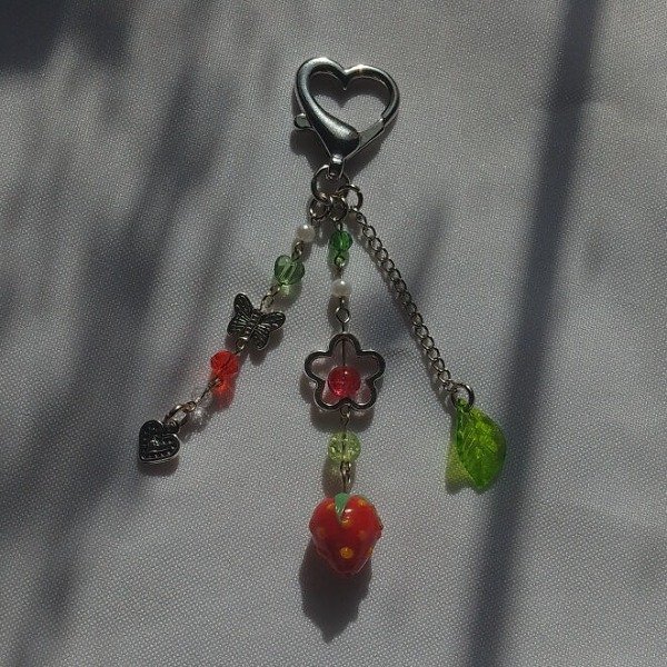 Producto - Llavero frutillita