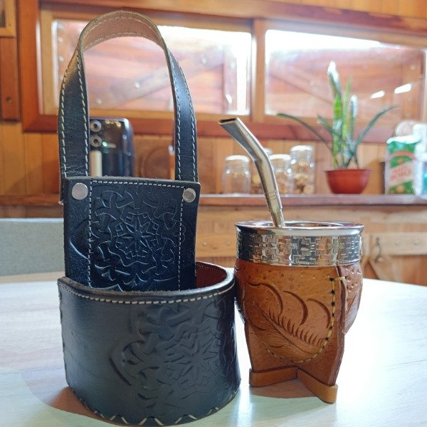 Producto - Porta mate para auto de cuero repujado