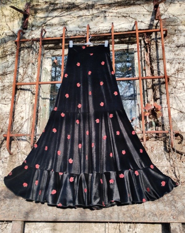 Producto - Falda terciopelo con rosas bordadas