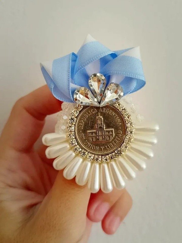 Producto - ESCARAPELA MAYO (PLATA)