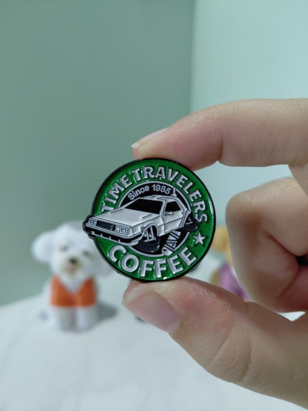 Producto - Pin metalizado - Time travelers coffee "Volver al futuro" #3122