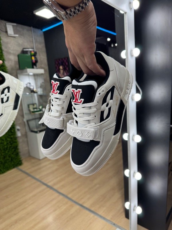 Producto - LV Trainer en blanco y negro