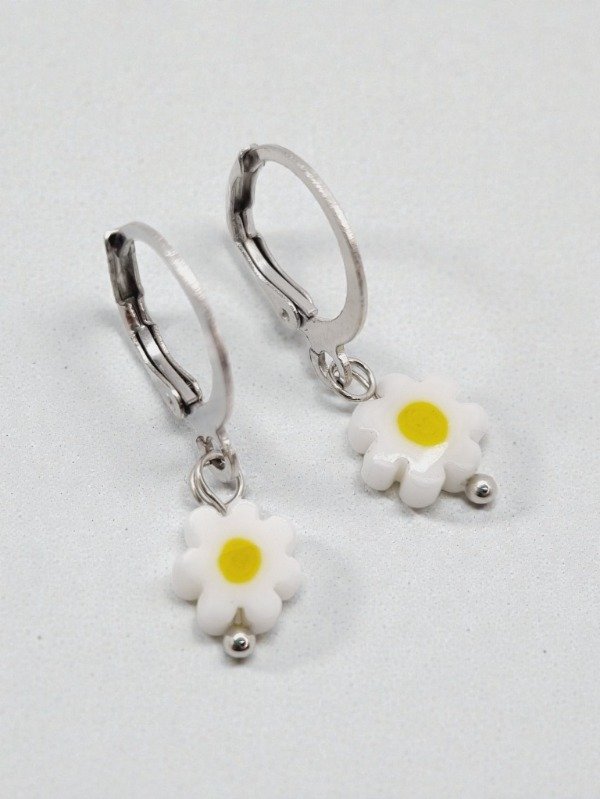 Producto - Aros acero quirurgico argollita fina plana colgante margarita blanca