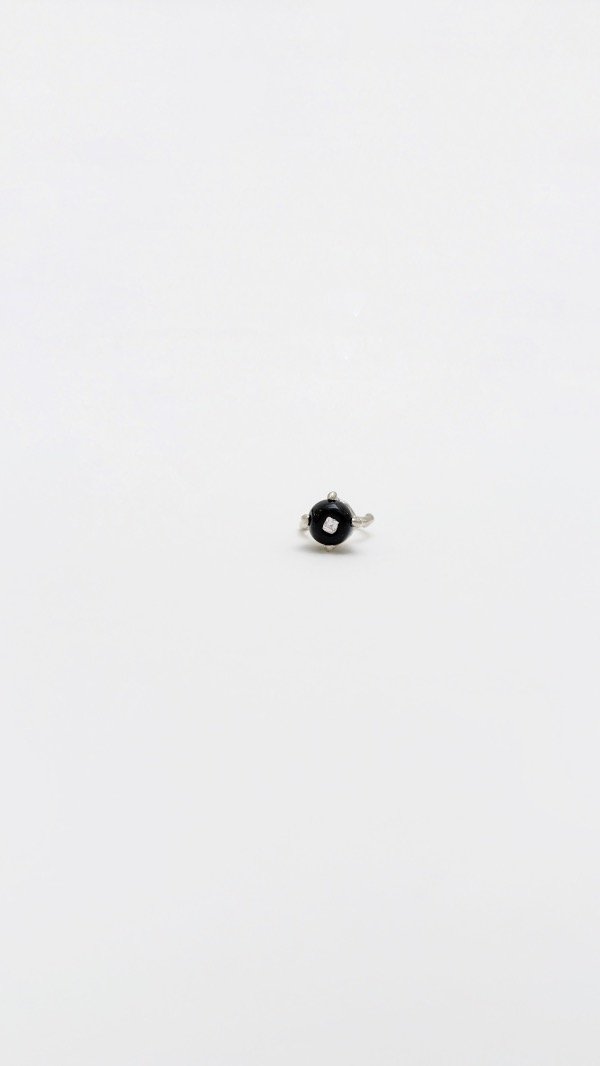 Producto - Anillo negro con piedra cubic cuadrada (plateado)