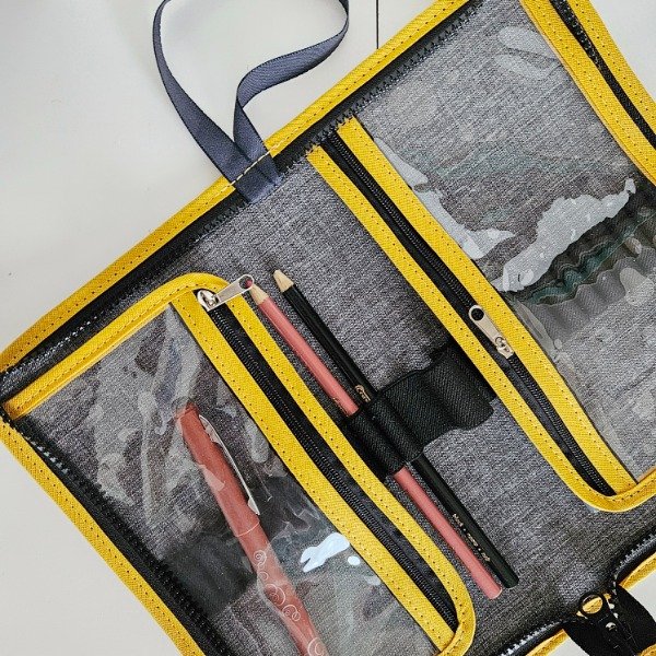 Producto - Cartuchera con bolsillos,  gris y mostaza.