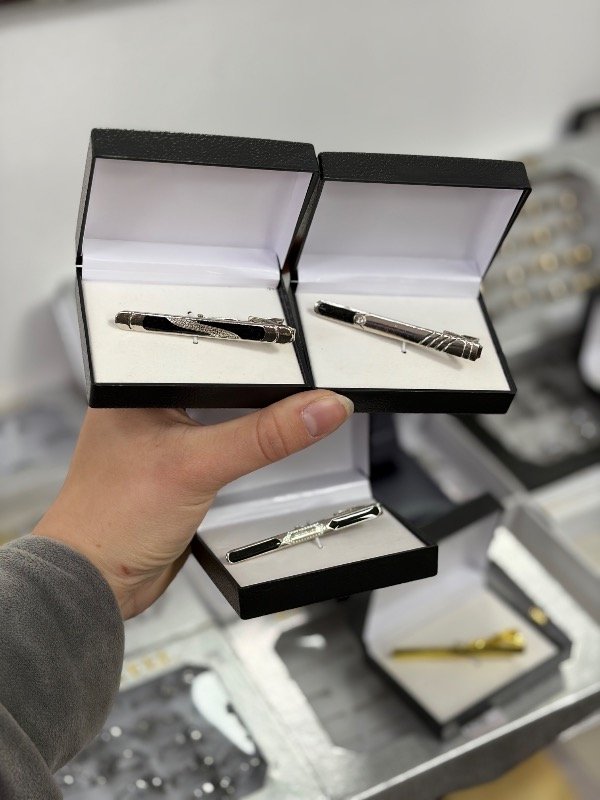 Producto - Pin prendedor para corbata plateado con negro