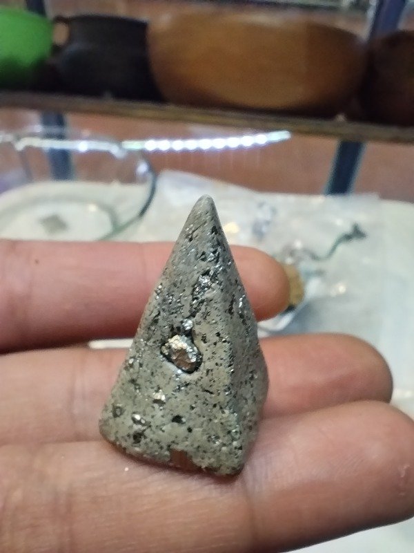Producto - PIRAMIDE EN MASILLA CON PIRITA