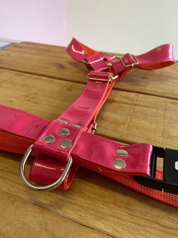 Producto - Pretal en H Charol Fucsia