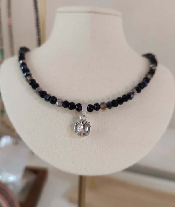 Producto - Collar dije plata y cristales negros combinados