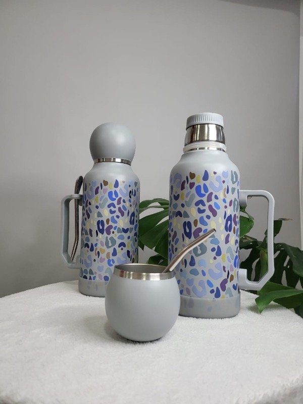 Producto - Set termo 1.3 L + mate + bombilla + base antideslizante (gris con animal print)