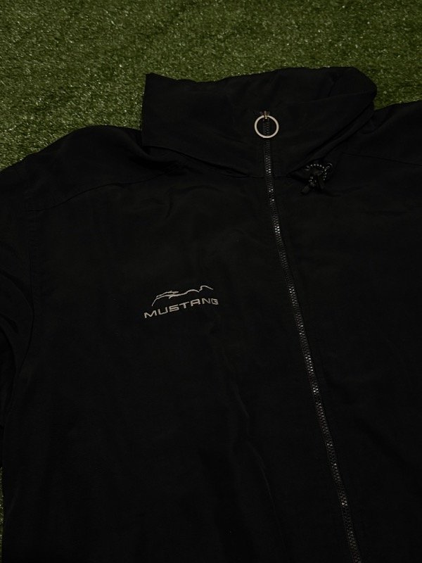 Producto - Campera Rompeviento Mustang L