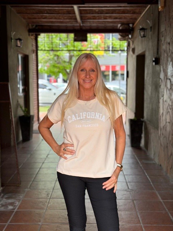 Producto - REMERA SAN FRANCISCO CREMA ALGODON PREMIUM