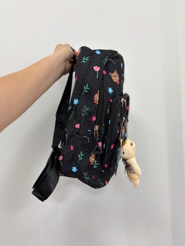 Producto - Mochila mediana estampa flores llavero oso negra - 1