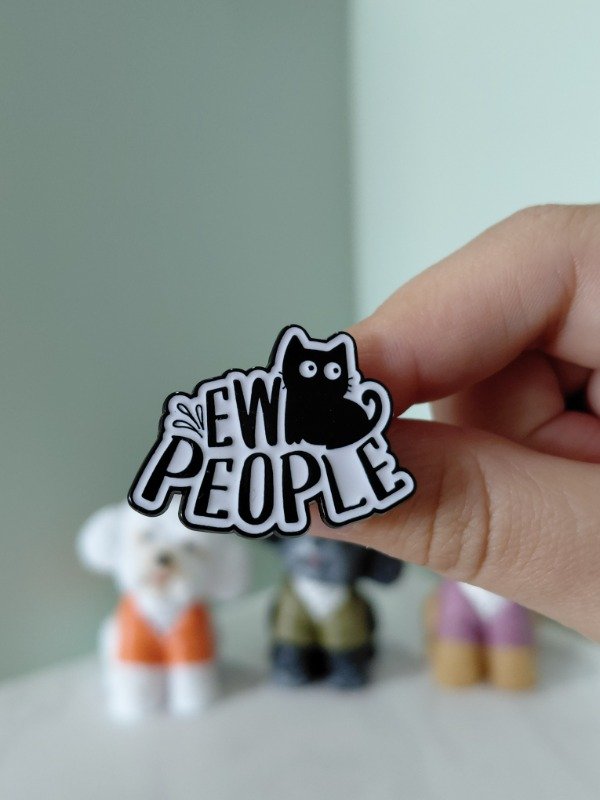 Producto - Pin metalizado - Michi "Ew people" #3065