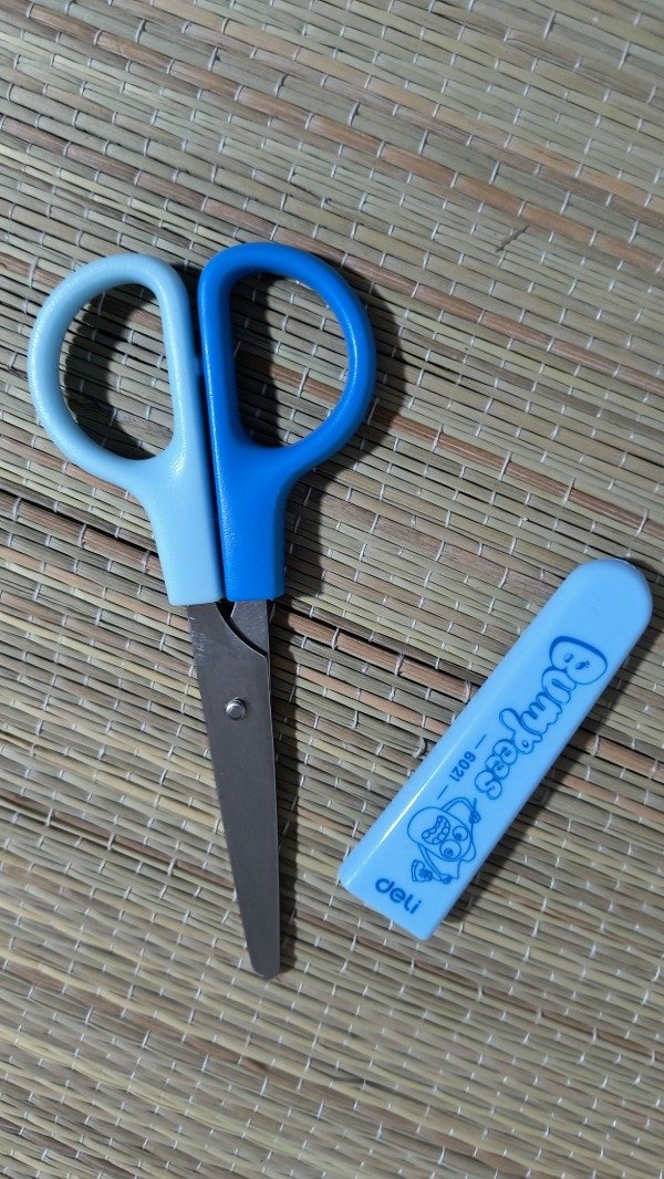 Producto - Tijera con tapa celeste