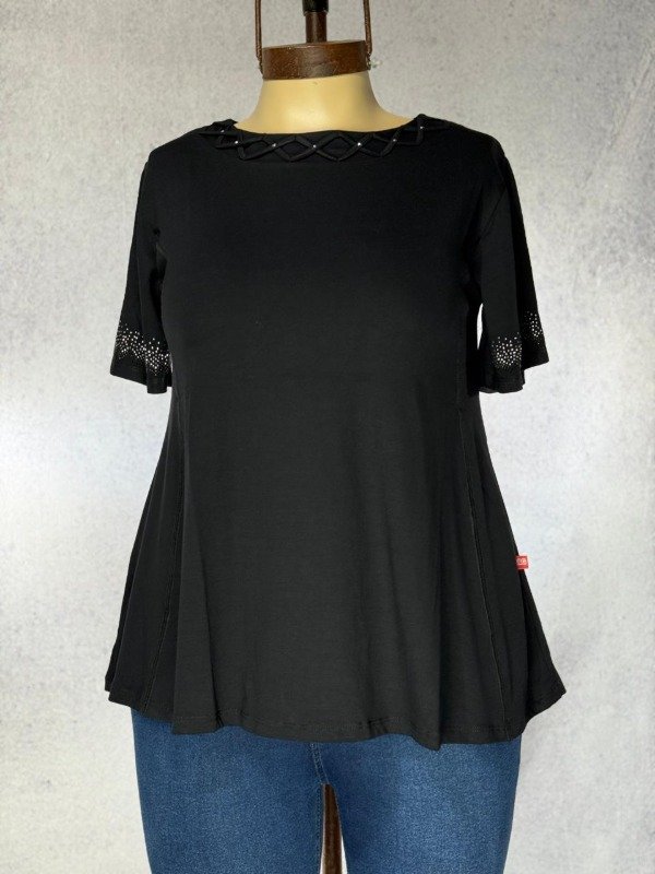 Producto - REMERA MODAL NEGRA CUELLO TRENZADO EVASE