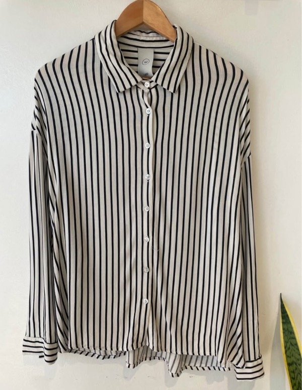 Producto - Camisa rayada negra talle L