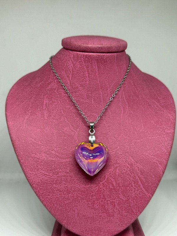 Producto - Collar acero quirúrgico cadena + dije corazón lila y amarillo