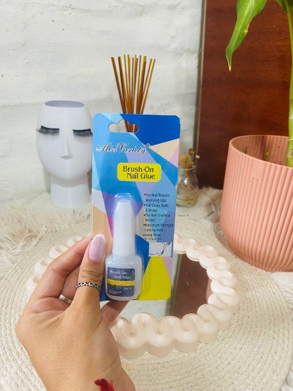 Producto - Pegamento con Pincel para Uñas
