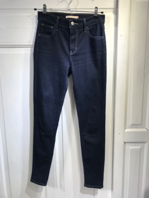 Producto - Jean LEVIS azul oscuro chupin Talle 26- PRECIO: 60x