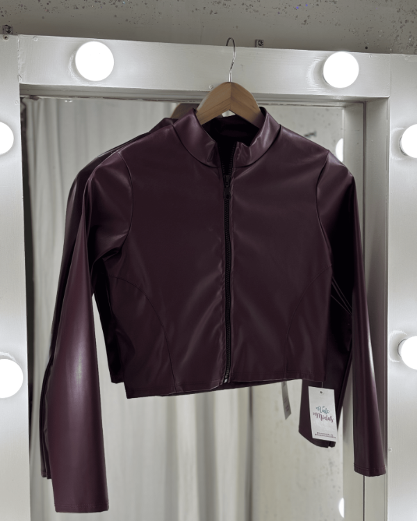 Producto - Campera engomada Corta con Cierre Bordó