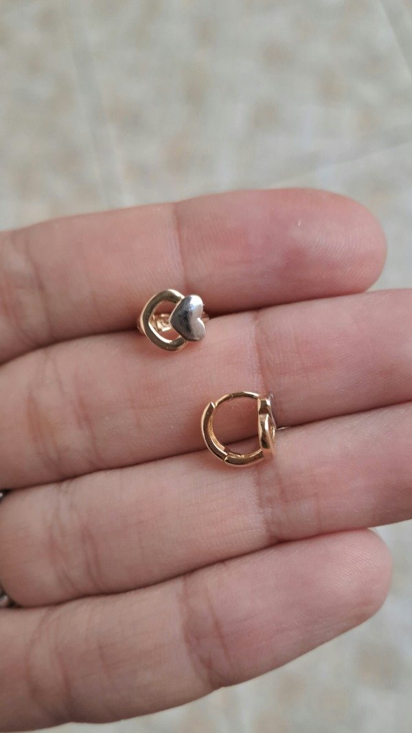 Producto - Argollas semijoya de oro 8mm Con Corazón (unidad)