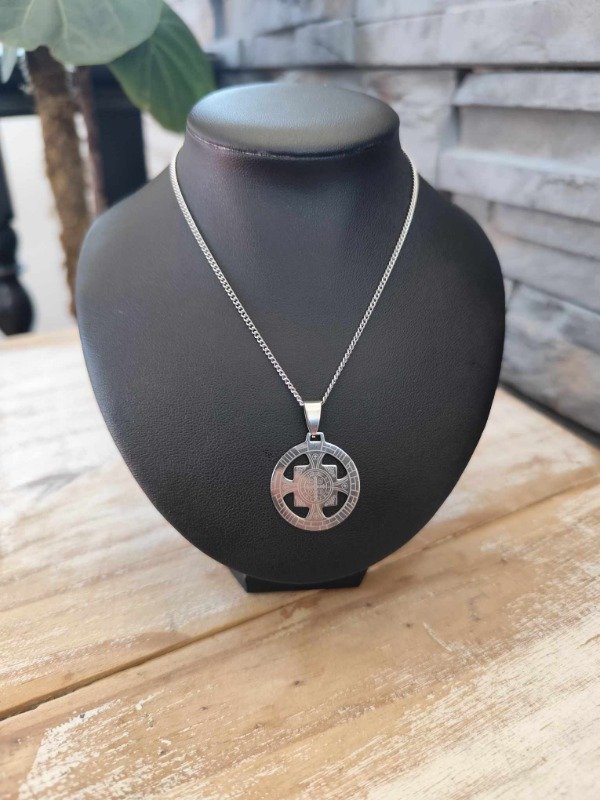 Producto - Collar cruz san benito. Acero quirúrgico