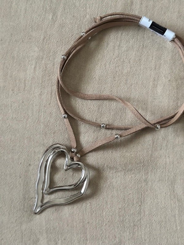 Producto - CHOKER DE GAMUZA CORAZÓN CORDÓN MARRON