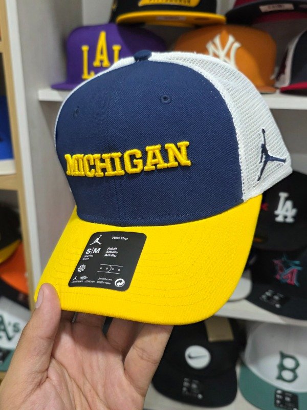 Producto - Michigan Wolverines Jordan Rise Trucker Curva Adjustable Talle S/M