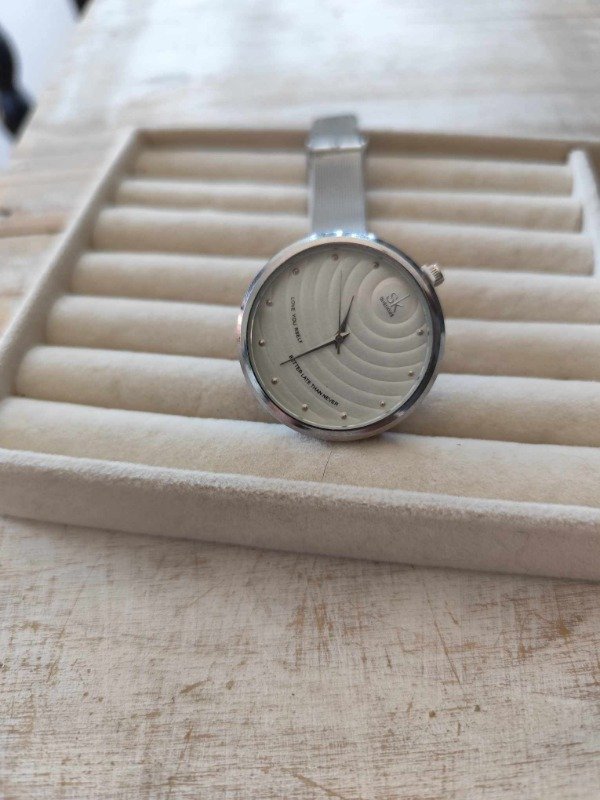 Producto - Reloj malla metálica.