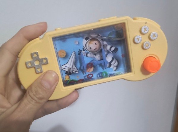 Producto - Juego de agua astronauta amarillo