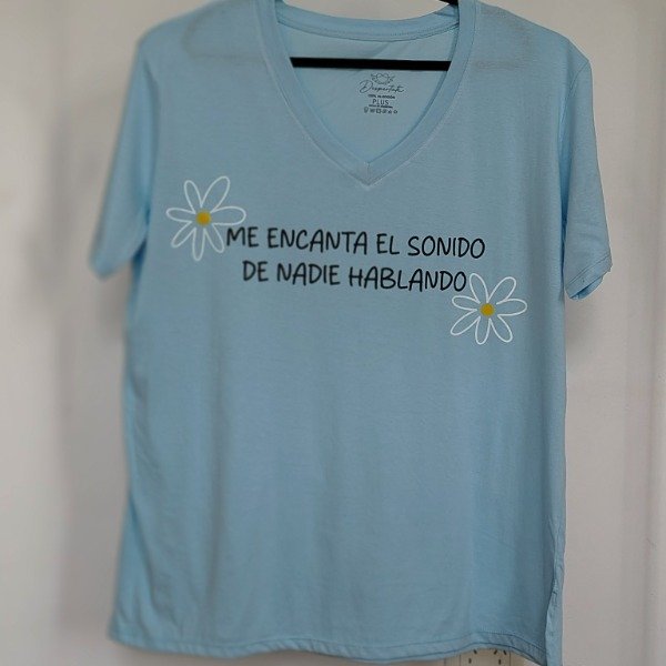 Producto - Remera Nadie Habla Plus Celeste Escote V