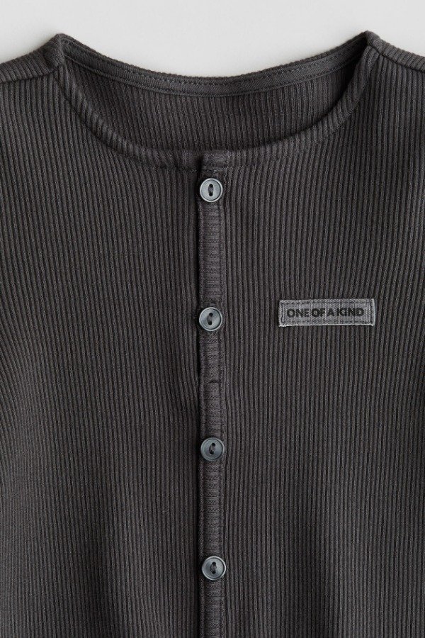 Producto - Remera HyM con botones en canale negra - 1