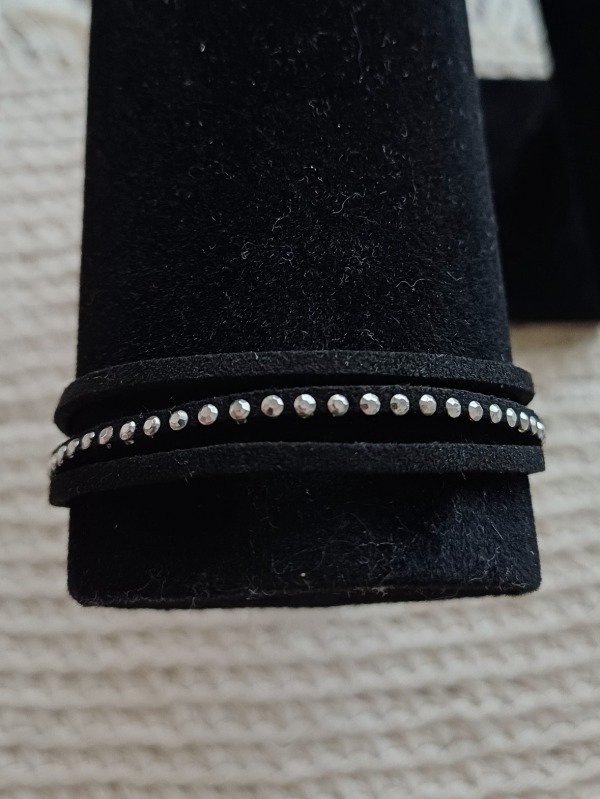 Producto - Pulsera gamuza con tachas