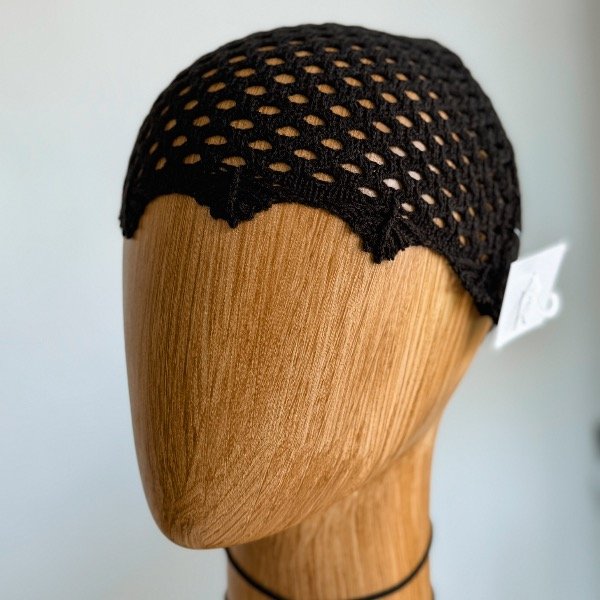 Producto - Casquito negro tejido