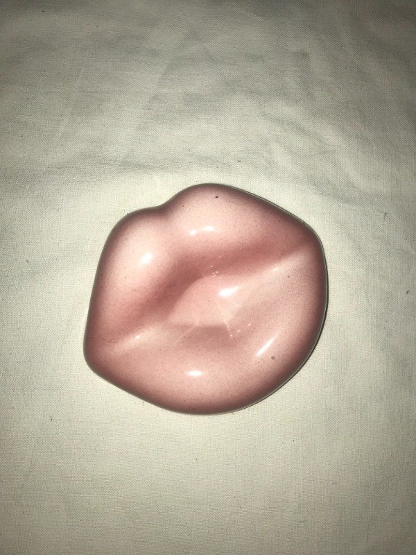 Producto - Vintage ceramic kiss plate ashtray.