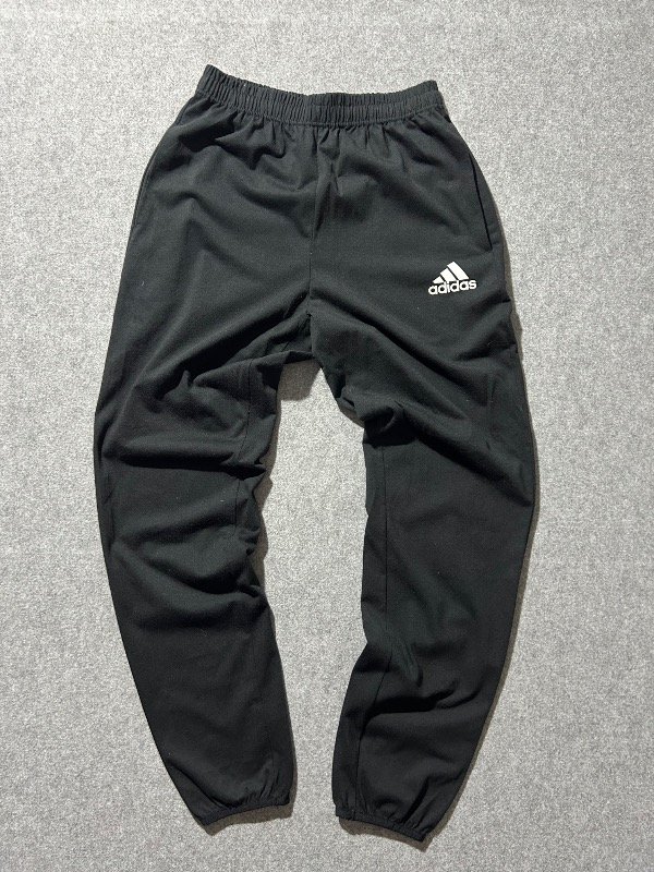 Producto - Joggin Adiddas, color negro.Talle S