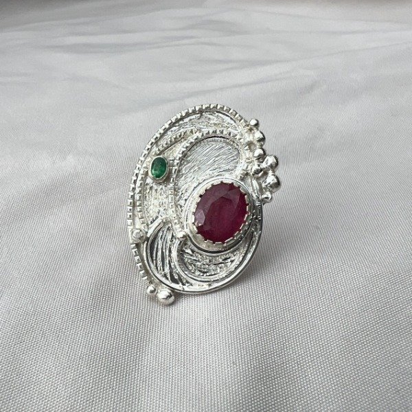 Producto - ANILLO DE DISEÑO RUBÍ Y ESMERALDAS