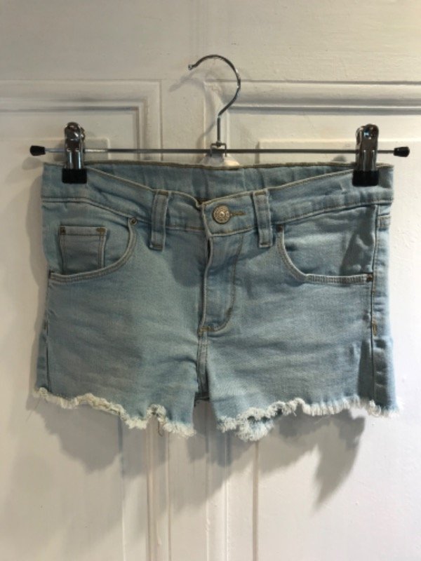 Producto - Short LE UTTHE de jean celeste deflecado- Talle 6 años- PRECIO: 7x
