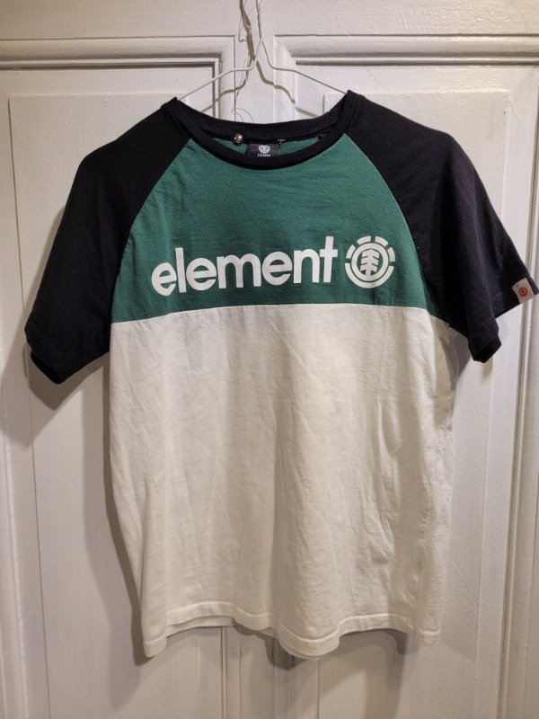 Producto - Remera ELEMENT verde blanco y negro Talle 14 años - PRECIO: 12X