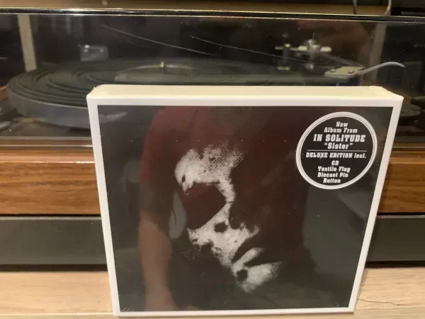 Producto - In Solitude - Sister Box Set Importado - Cd + Bandera + Pin Edición Limitada