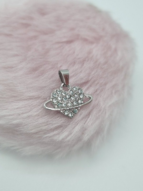 Producto - Dije acero quirúrgico corazon planeta strass