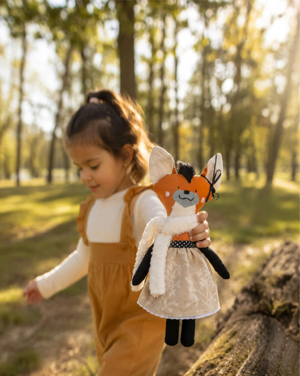 Producto - Muñeco de apego Aguará Guazú con vestido :: Compañero artesanal de tela - 4