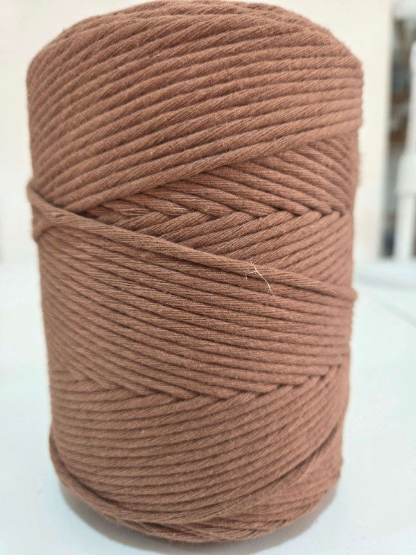 Producto - Hilo de algodón retorcido MACRAME 27 hebras 1/2 kg  ROBLE
