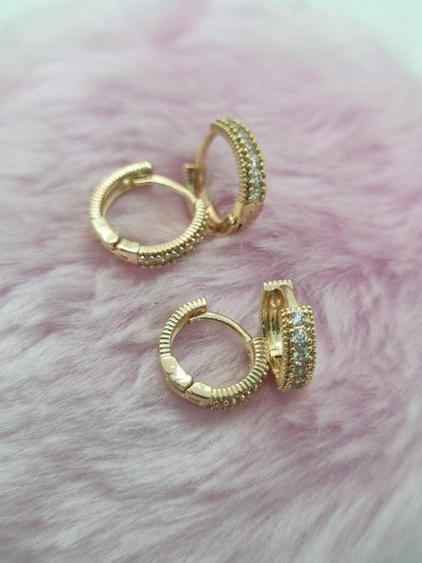 Producto - Aros acero dorado argollita strass text med/gde