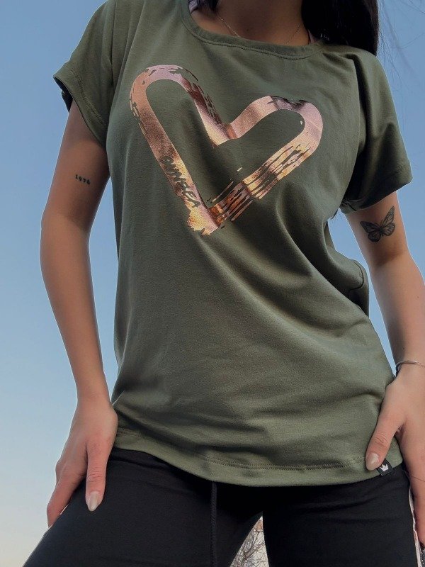 Producto - Remera verde militar estampada
