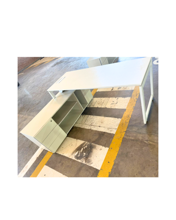 Producto - Escritorio en L laqueado con patas de metal  / 120x40-180x70