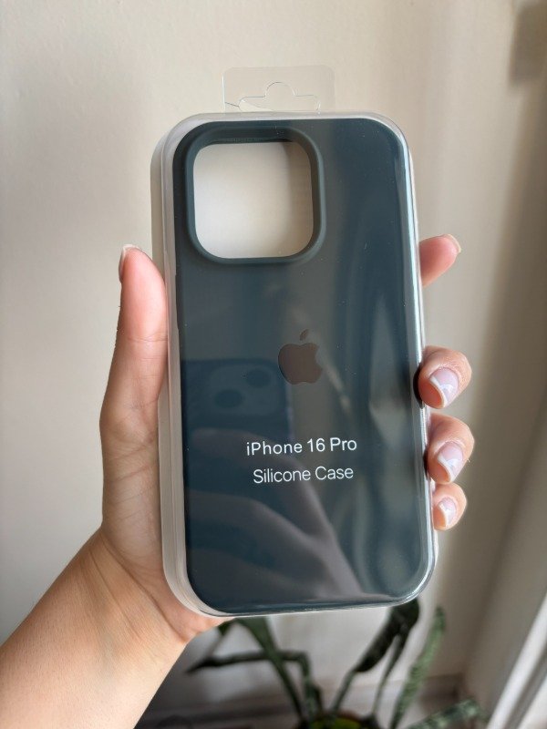 Producto - Silicone Case Dark Olive Iphone 16 Pro