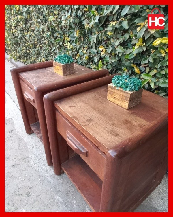 Producto - Par de mesas de luz en madera maciza con laterales tipo persiana - 3